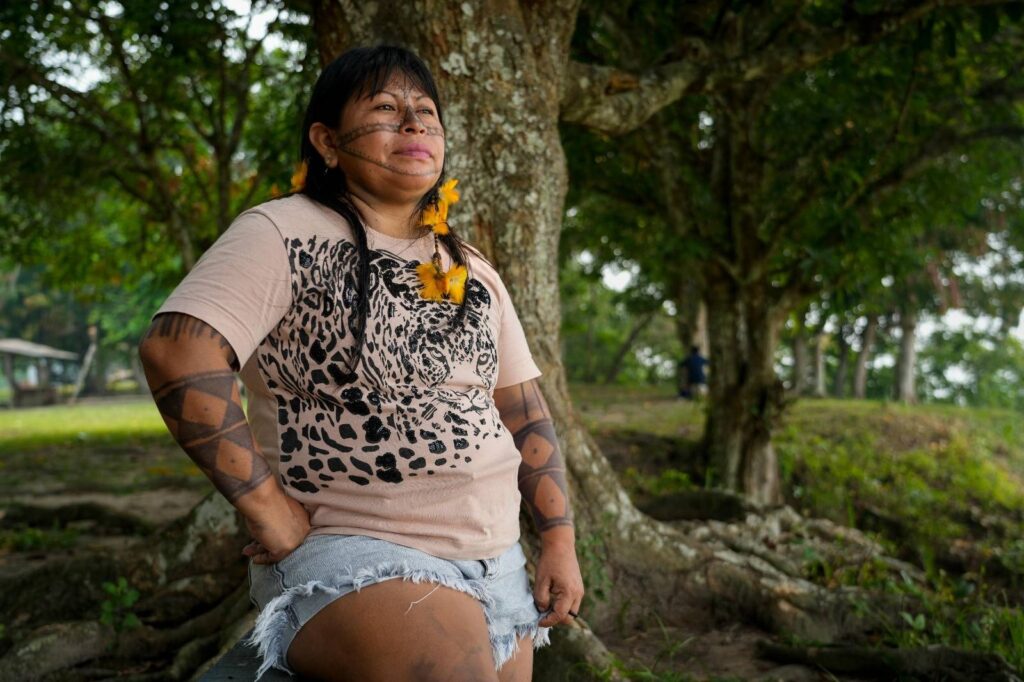 Alessandra Korap Munduruku é uma das principais vozes contra o  projeto de construução da Ferrogrão: "É o desenvolvimento da morte", ela diz (Foto: Fernando Martinho/Repórter Brasil)