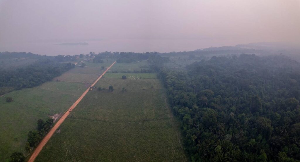 Imagem aérea da reserva Praia do Índio, em Itaituba, mostra fumaça das queimadas sobre o rio Tapajós (Foto: Fernando Martinho/Repórter Brasil)