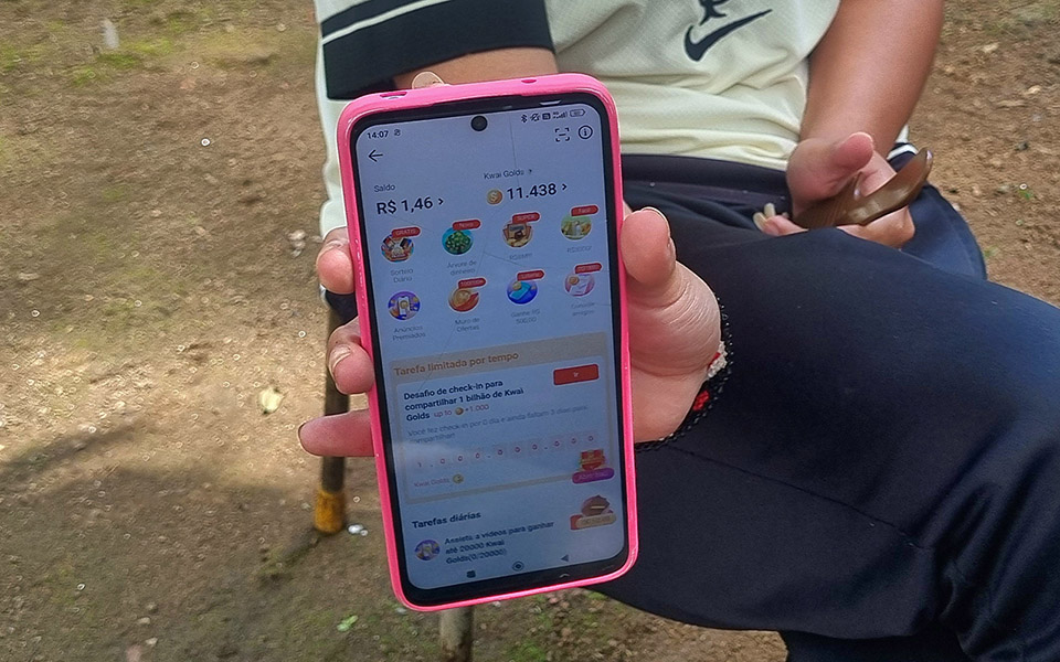 Crianças e adolescentes passam horas no smartphone para juntar centavos (Foto: Isabel Harari / Repórter Brasil)