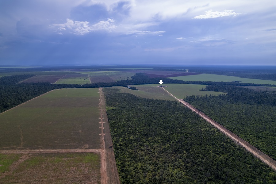 Edificação apontada pela seta branca na Fazenda Adonai, em Marcelândia (MT) (Foto: Fernando Martinho/Repórter Brasil)