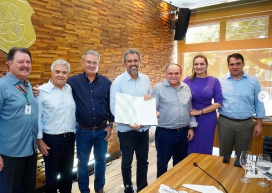 Almoço do governador Elmano de Freitas (PT-CE) com representantes da agropecuária, quando o petista se comprometeu com a liberação dos drones, segundo dizem os produtores (Foto: Reprodução/Instagram)