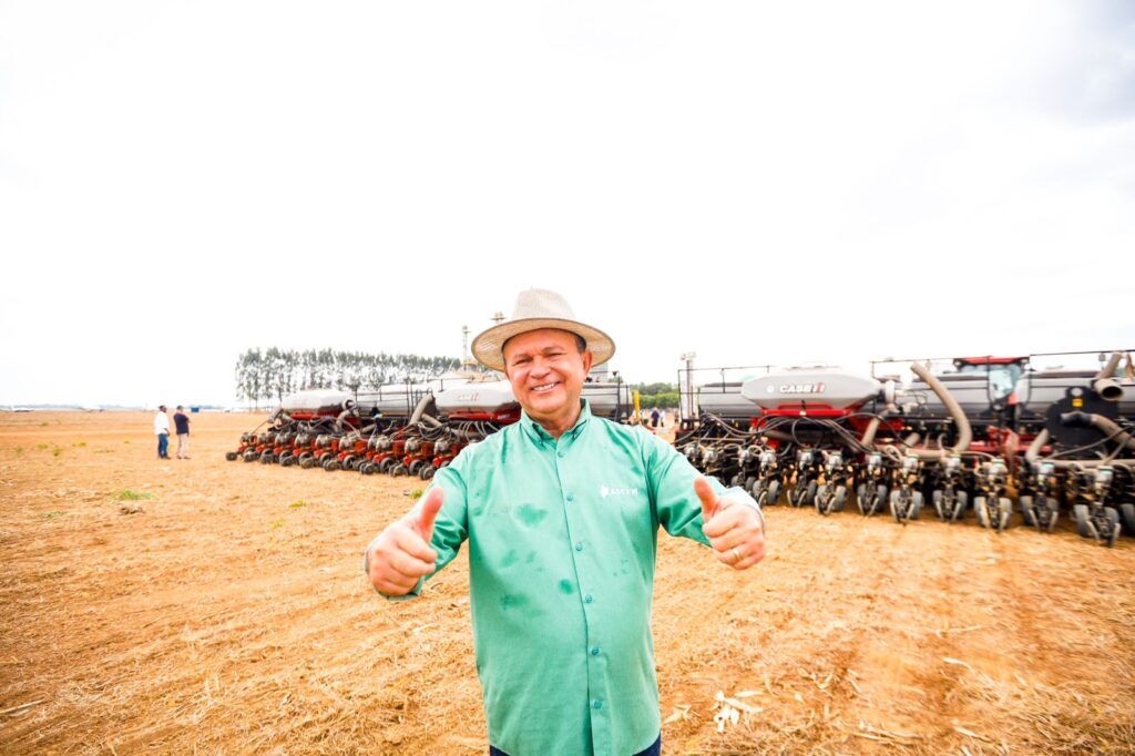 Governador Carlos Brandão (PSD) comemora a abertura da safra da soja em Açailândia, município que vem denunciando ataques pela pulverização de agrotóxicos (Foto: Brunno Carvalho/Divulgação