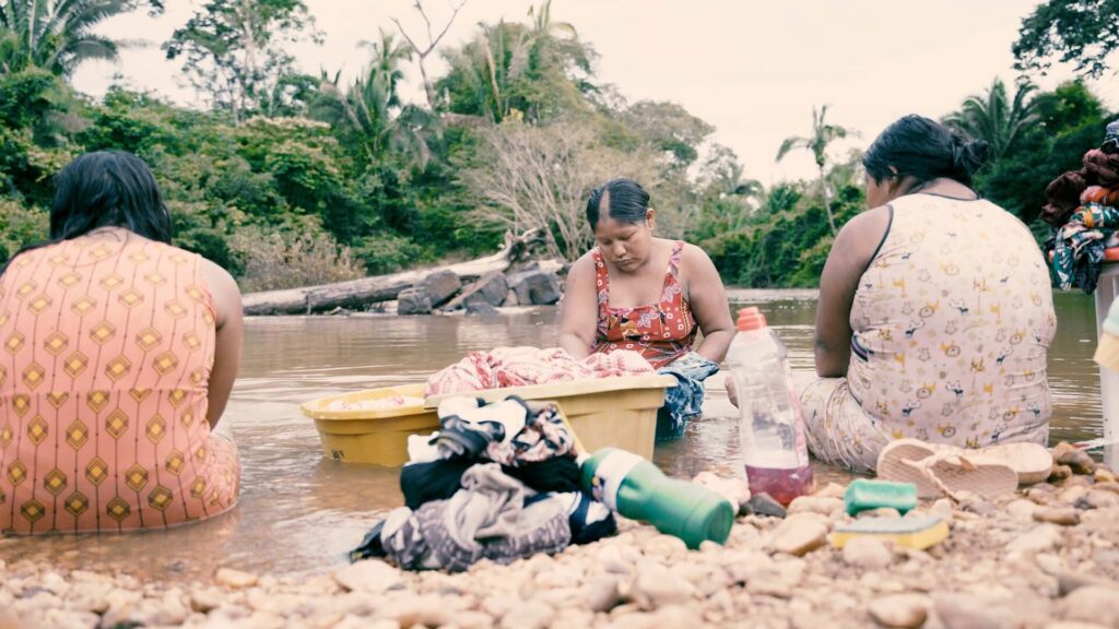 Indigenous people from the Xikrin Indigenous Land of the Cateté River, in Parauapebas, Pará, say that Vale's mine has contaminated the watercourse with heavy metals (Photo: Maurício Monteiro Filho/Repórter Brasil)