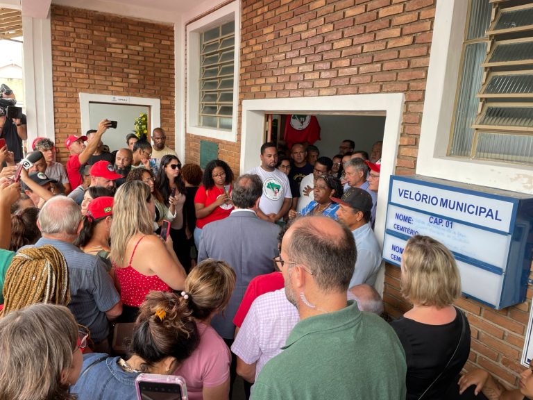 Durante o velório, a ministra dos Direitos Humanos Macaé Evaristo afirmou que as famílias do assentamento serão inseridas no Programa de Proteção a Defensores de Direitos Humanos. (Foto: Douglas Mansur/Comunicação MST)