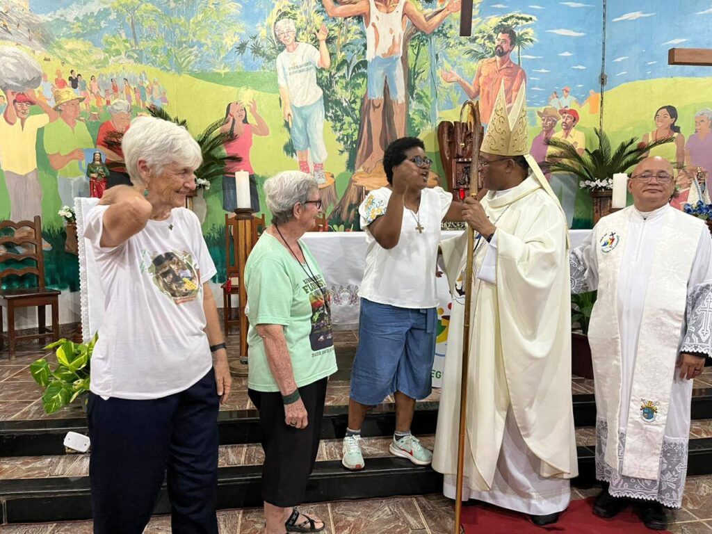 Freiras da mesma congregação de Dorothy (à esq.) foram recebidas pelo bispo Dom João e pelo padre Josemar (à dir.) na missa do último domingo (9), quando o altar com a homenagem a Dorothy foi descoberto (Foto: Reprodução/Redes Sociais)