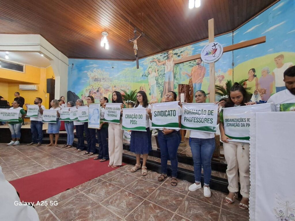 Ofertório foi feito com cartazes que representam os legados de Dorothy para Anapu (Foto: Reprodução / Redes Sociais)