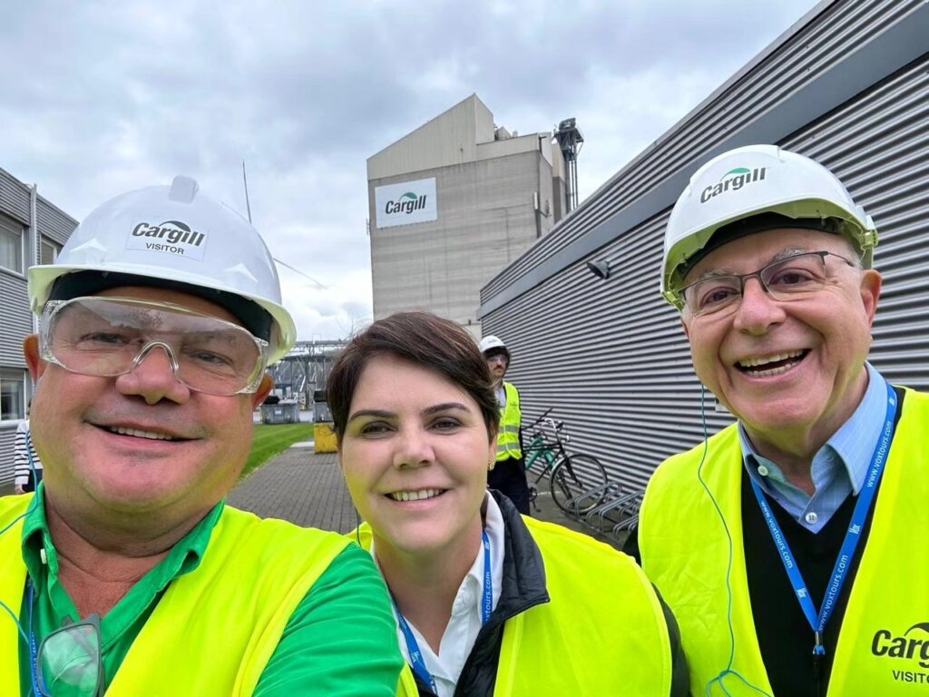 Senador Wellington Fagundes (PL-MT) e os deputados Coronel Fernanda (PL-T) e Arnaldo Jardim (Cidadania-SP), da esq. para dir., visitaram unidade da Cargill na Holanda, em setembro, para discutir a moratória e os possíveis impactos da nova lei europeia (Foto: Divulgação/Redes sociais)