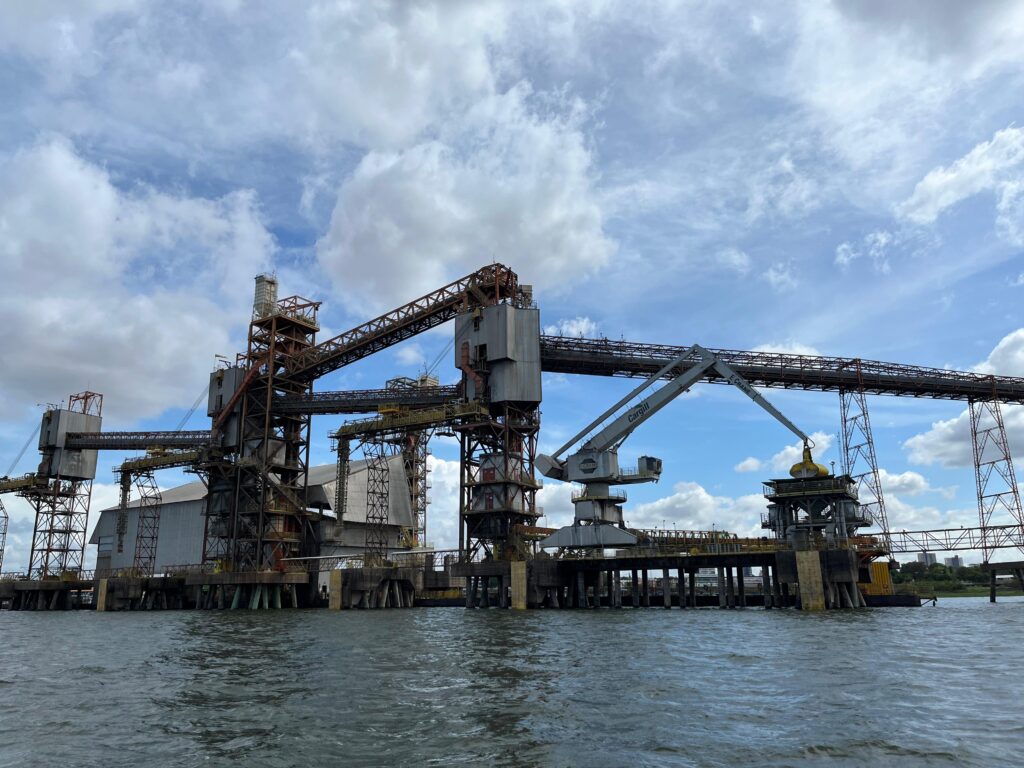 Porto da Cargill no rio Tapajós, em Santarém (PA), escoa grãos da região Centro-Oeste (Foto: Carlos Juliano Barros / Repórter Brasil)