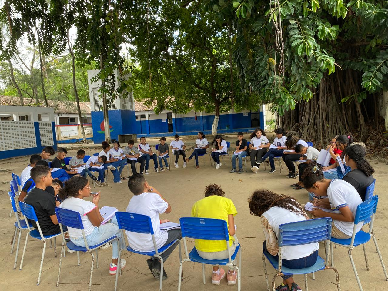 Sombra de gameleiras alivia calor durante aulas em escola de Paulista (PE), mas galhos já caíram sobre alunos e professores (Foto: Arquivo pessoal)