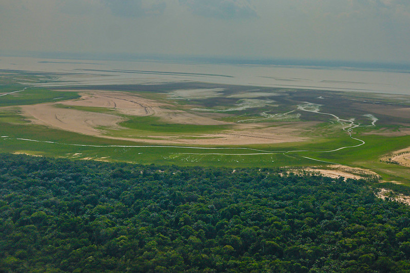 Recuo do rio na comunidade de Campo Novo,em Tefé, no Amazonas. Região Norte foi a mais afetada pelo calor extremo em 2024 (Foto: Divulgação/Ricardo Stuckert/PR)