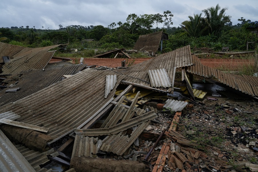 Escombros da antiga Vila Renascer, que tinha escola, igreja e posto de gasolina dentro da terra indígena Apyterewa. As construções foram destruídas pelas autoridades durante a desintrusão (Foto: Fernando Martinho/Repórter Brasil)