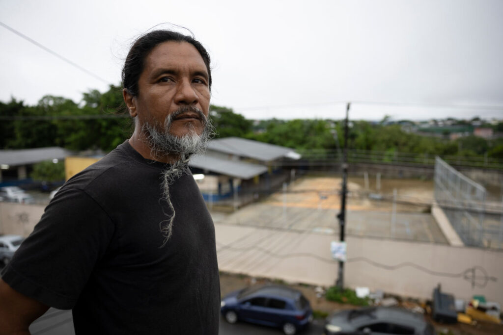 “Não temos dignidade no que diz respeito à prática de esporte”, diz professor Ivan Viana do Nascimento, que já enviou denúncias a respeito da falta de cobertura nas quadras das escolas de Manaus (Foto: Bruno Kelly/Repórter Brasil)