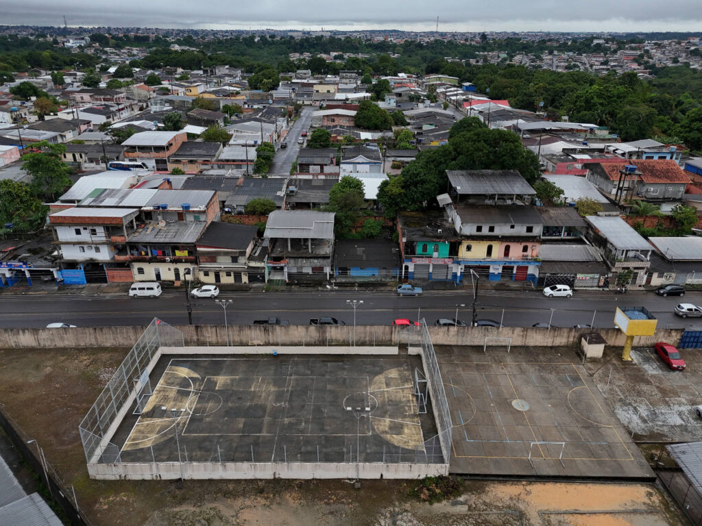 Quadra poliesportiva sem cobertura em escola estadual de Manaus (Foto: Bruno Kelly/Repórter Brasil)