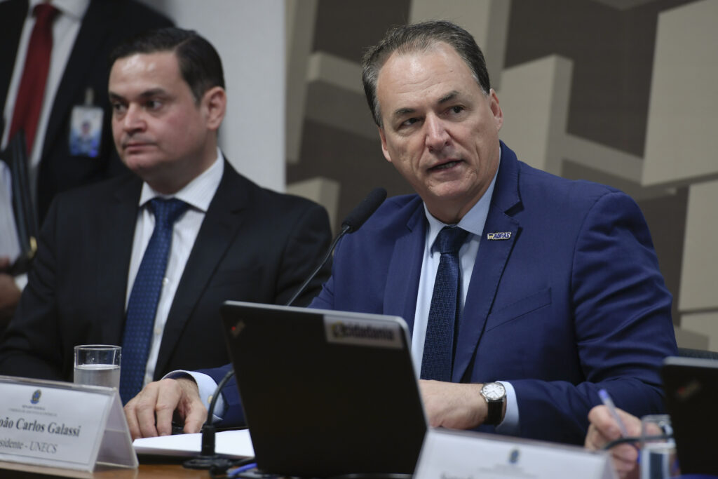 João Carlos Galassi, presidente da Abras, defende a revisão do imposto seletivo privilegiando ultraprocessados, em audiência pública no Senado, ao lado do coordenador do Núcleo Econômico da CNA. (Foto: Edilson Rodrigues/Agência Senado)