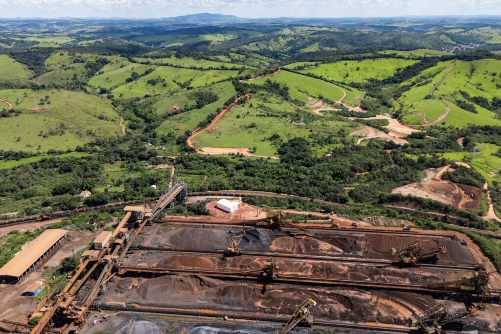 Operações da CSN próximas ao bairro Plataforma, em Congonhas (MG), que foi quase extinto (Foto: Tamás Bodolay/ Repórter Brasil)