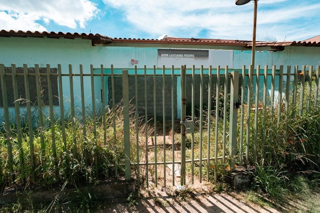 Creche desativada desde 2019 no bairro Residencial, em Congonhas, por temor de rompimento da barragem de rejeitos Casa de Pedra (Foto: Tamás Bodolay/ Repórter Brasil)