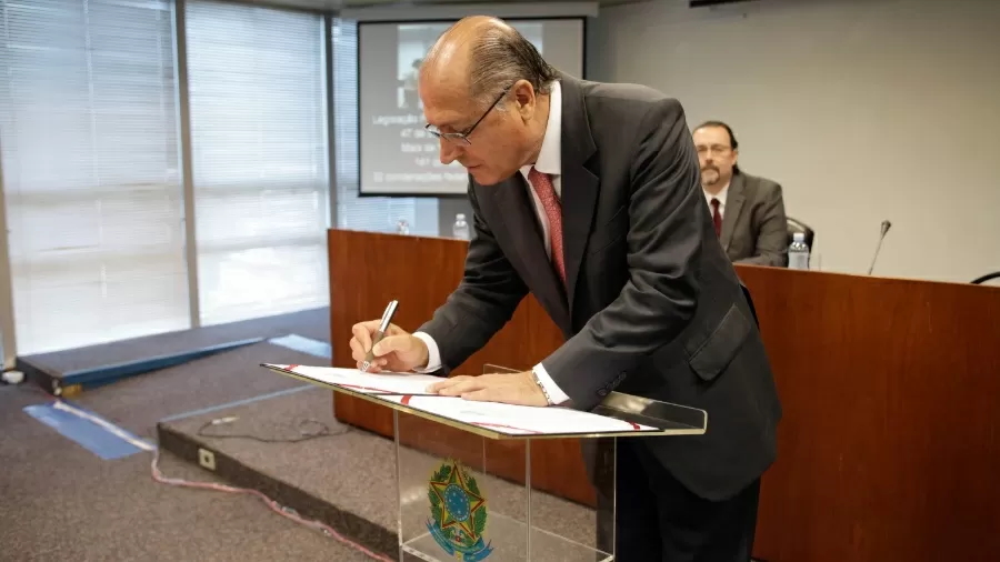 O então governador de São Paulo e atual, vice-presidente da República, Geraldo Alckmin, assina decreto que regulamenta a Lei Paulista de Combate ao Trabalho Escravo (Foto: Alice Vergueiro / Futura Press)