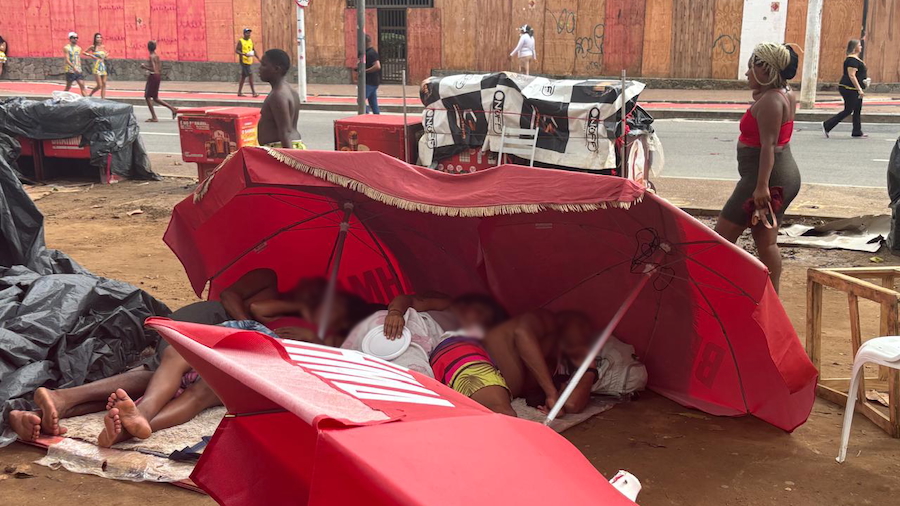 Vendedores de bebidas descansam entre um turno e outro do Carnaval de Salvador (Foto: Ministério do Trabalho e Emprego)