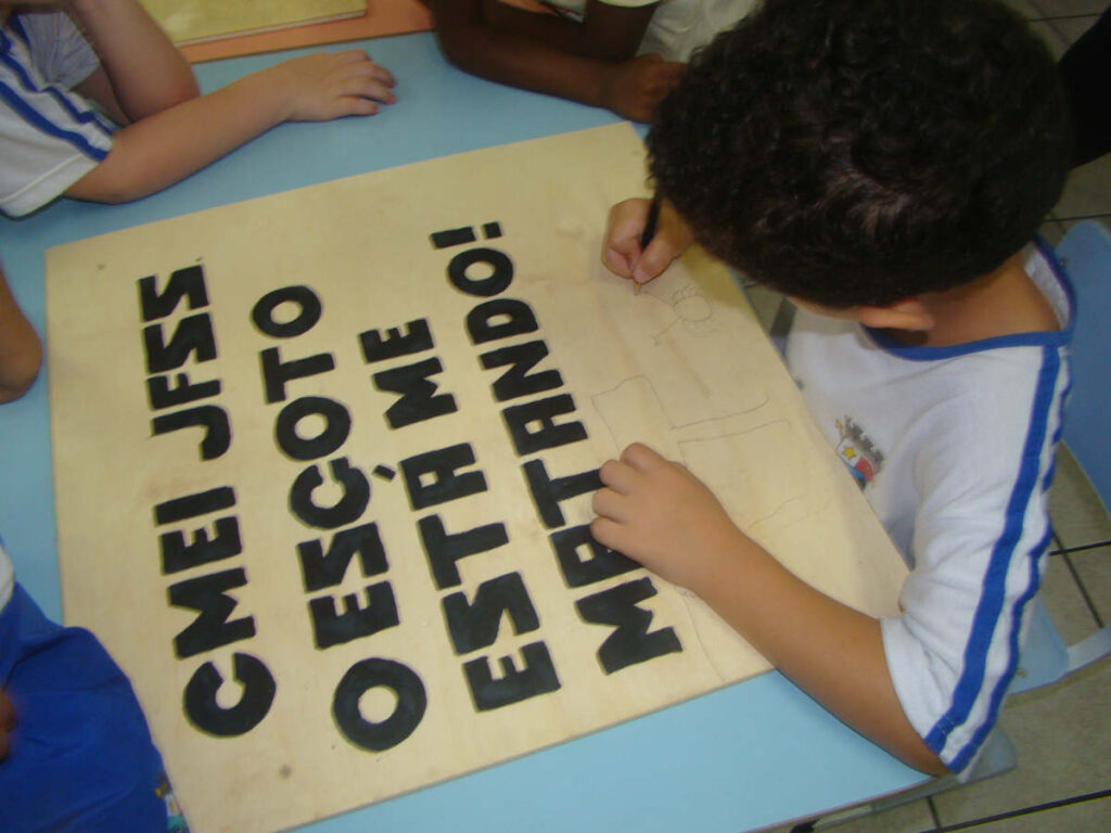 Professora de Vitória conduziu alunos a processo de reflexão sobre manguezal no entorno da escola, mobilizando comunidade por sua proteção (Foto: Arquivo pessoal)