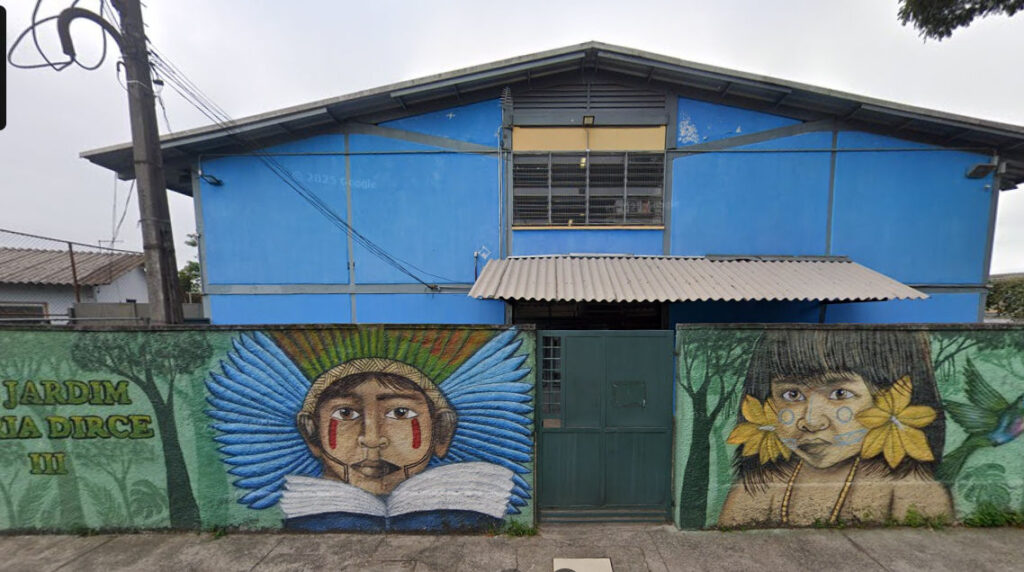 MP de São Paulo quer substituir as “escolas de lata”, oficialmente chamadas de “padrão Nakamura”, que são unidades construídas com chapas de aço, como a escola estadual Jardim Maria Dirce 3 (acima), em Guarulhos (Foto: Reprodução/Google Maps)