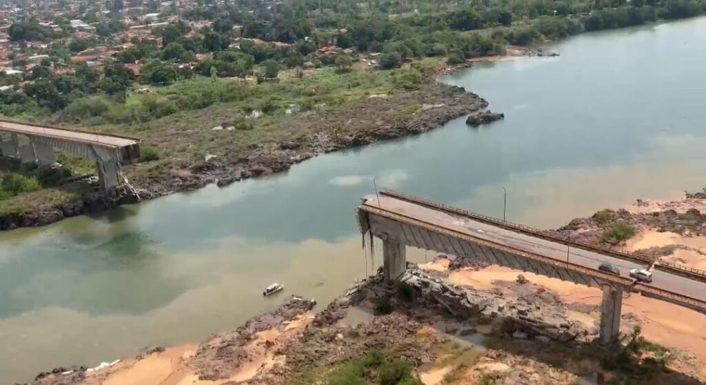 Cerca de 1.300 galões de agrotóxicos caíram no rio Tocantins após desabamento da ponte. Apenas 29 galões foram recolhidos até o momento (Foto: Divulgação/PM-TO)