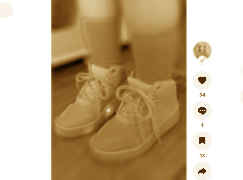 Influencer mirim faz anúncio de 'tênis que vira patins' em seu perfil de rede social. A imagem foi alterada para preservar a privacidade da criança (Imagem: Reprodução/Instagram - Adaptação: Rodrigo Bento/Repórter Brasil)