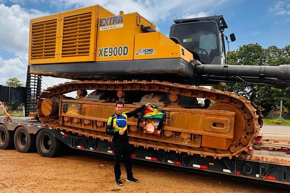 Garimpeiro Rodrigo Cataratas transporta uma escavadeira de 90 toneladas pela rodovia internacional BR-401, na fronteira de Roraima com a Guiana (Foto: Divulgação/Arquivo Pessoal)