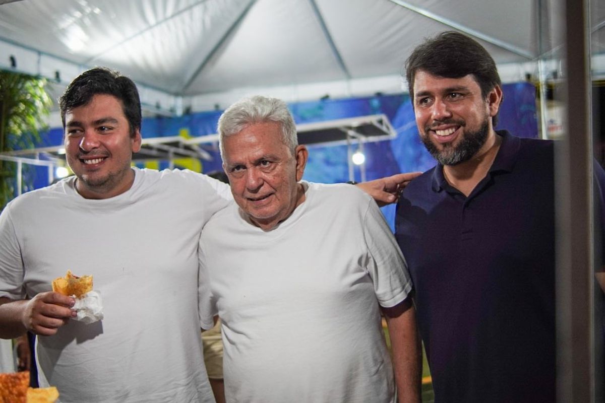 Deputado federal Pedro Lucas (à dir.) ao lado do pai, o prefeito de Arame (MA) Pedro Fernandes, e o irmão, Paulo Casé Fernandes, secretário de governo do Maranhão (Foto: Reprodução/Facebook)