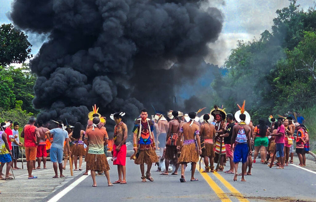 Um dia após a operação policial no sul da Bahia, os Pataxó fecharam a BR 101 em protesto contra a truculência dos agentes a mando do governo estadual (Foto: Leandro Barbosa/Repórter Brasil)