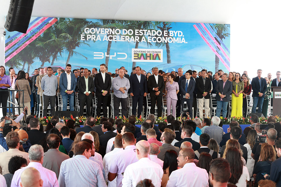 Cerimônia de anuncio da chegada da BYD na Bahia, para produção de carros elétricos. A fábrica será instalada no município de Camaçari. O evento conta com a presença da vice-presidente global da companhia, Stella Li, no Farol da Barra em Salvador.(Foto: Feijão Almeida/Governo da Bahia)