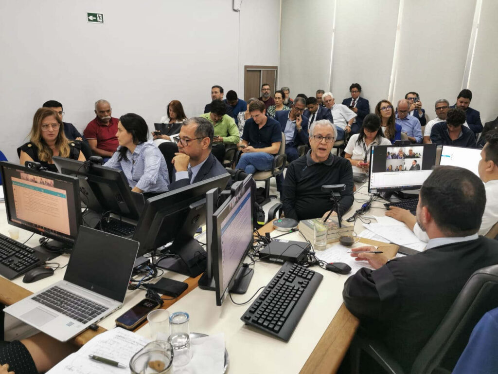 O padre Ricardo Rezende (de preto) prestou depoimento na condição de informante do processo, ao lado dos três advogados da Volkswagen, durante audiência nesta sexta (30) ma Vara de Trabalho de Rendenção, no Pará (Foto: Fernando Martinho/Repórter Brasil)