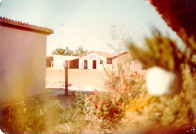 Imagens feitas pela comitiva parlamentar que visitou a Fazenda Volkswagen em 1983 mostram detalhes das áreas desmatadas, dos pastos e da criação de gado; as construções de alvenaria para funcionários administrativos; as casas de madeira de trabalhadores permanentes; além de casas de sapê precárias de outros empregados, que viviam ali com suas famílias (Créditos: Arquivo pessoal de Expedito Soares e Ricardo Rezende/Reprodução/MPT)