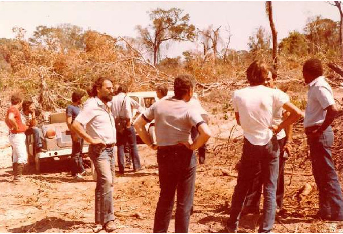 Imagens feitas pela comitiva parlamentar que visitou a Fazenda Volkswagen em 1983 mostram detalhes das áreas desmatadas, dos pastos e da criação de gado; as construções de alvenaria para funcionários administrativos; as casas de madeira de trabalhadores permanentes; além de casas de sapê precárias de outros empregados, que viviam ali com suas famílias (Créditos: Arquivo pessoal de Expedito Soares e Ricardo Rezende/Reprodução/MPT)