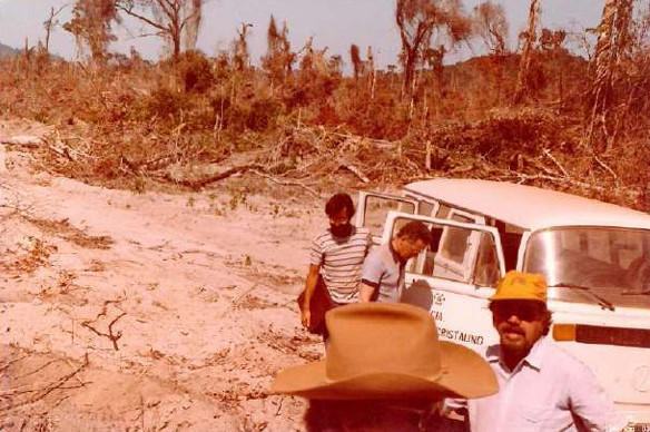 Imagens feitas pela comitiva parlamentar que visitou a Fazenda Volkswagen em 1983 mostram detalhes das áreas desmatadas, dos pastos e da criação de gado; as construções de alvenaria para funcionários administrativos; as casas de madeira de trabalhadores permanentes; além de casas de sapê precárias de outros empregados, que viviam ali com suas famílias (Créditos: Arquivo pessoal de Expedito Soares e Ricardo Rezende/Reprodução/MPT)