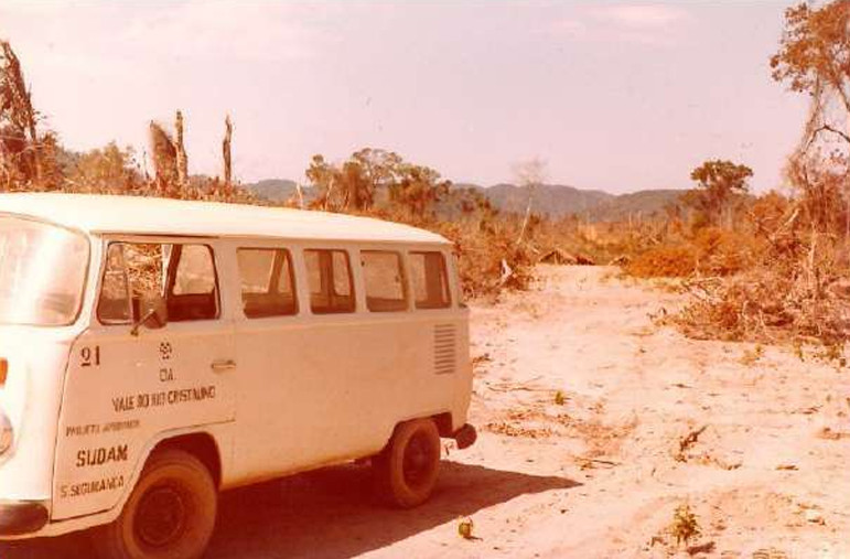 Imagens feitas pela comitiva parlamentar que visitou a Fazenda Volkswagen em 1983 mostram detalhes das áreas desmatadas, dos pastos e da criação de gado; as construções de alvenaria para funcionários administrativos; as casas de madeira de trabalhadores permanentes; além de casas de sapê precárias de outros empregados, que viviam ali com suas famílias (Créditos: Arquivo pessoal de Expedito Soares e Ricardo Rezende/Reprodução/MPT)