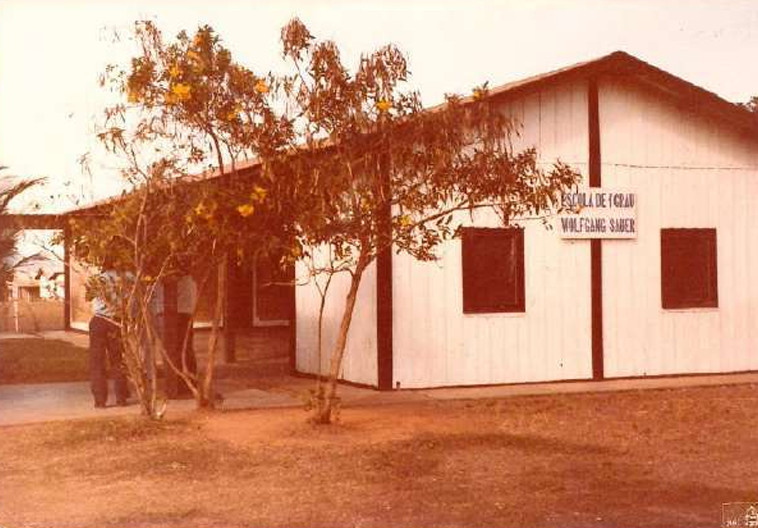 Imagens feitas pela comitiva parlamentar que visitou a Fazenda Volkswagen em 1983 mostram detalhes das áreas desmatadas, dos pastos e da criação de gado; as construções de alvenaria para funcionários administrativos; as casas de madeira de trabalhadores permanentes; além de casas de sapê precárias de outros empregados, que viviam ali com suas famílias (Créditos: Arquivo pessoal de Expedito Soares e Ricardo Rezende/Reprodução/MPT)