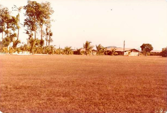 Imagens feitas pela comitiva parlamentar que visitou a Fazenda Volkswagen em 1983 mostram detalhes das áreas desmatadas, dos pastos e da criação de gado; as construções de alvenaria para funcionários administrativos; as casas de madeira de trabalhadores permanentes; além de casas de sapê precárias de outros empregados, que viviam ali com suas famílias (Créditos: Arquivo pessoal de Expedito Soares e Ricardo Rezende/Reprodução/MPT)