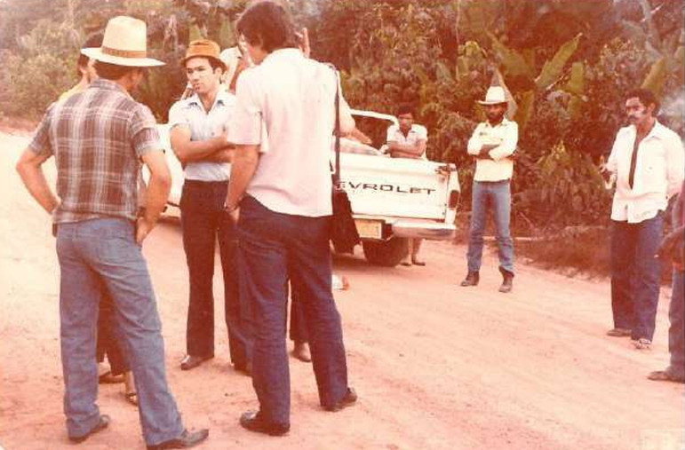 Imagens feitas pela comitiva parlamentar que visitou a Fazenda Volkswagen em 1983 mostram detalhes das áreas desmatadas, dos pastos e da criação de gado; as construções de alvenaria para funcionários administrativos; as casas de madeira de trabalhadores permanentes; além de casas de sapê precárias de outros empregados, que viviam ali com suas famílias (Créditos: Arquivo pessoal de Expedito Soares e Ricardo Rezende/Reprodução/MPT)