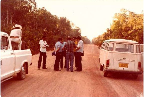 Imagens feitas pela comitiva parlamentar que visitou a Fazenda Volkswagen em 1983 mostram detalhes das áreas desmatadas, dos pastos e da criação de gado; as construções de alvenaria para funcionários administrativos; as casas de madeira de trabalhadores permanentes; além de casas de sapê precárias de outros empregados, que viviam ali com suas famílias (Créditos: Arquivo pessoal de Expedito Soares e Ricardo Rezende/Reprodução/MPT)