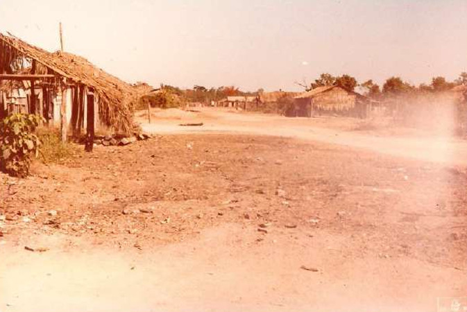 Imagens feitas pela comitiva parlamentar que visitou a Fazenda Volkswagen em 1983 mostram detalhes das áreas desmatadas, dos pastos e da criação de gado; as construções de alvenaria para funcionários administrativos; as casas de madeira de trabalhadores permanentes; além de casas de sapê precárias de outros empregados, que viviam ali com suas famílias (Créditos: Arquivo pessoal de Expedito Soares e Ricardo Rezende/Reprodução/MPT)