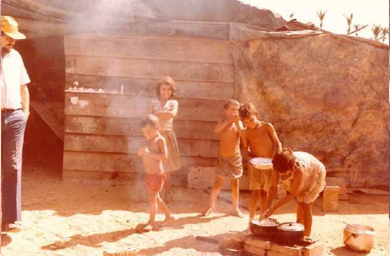 Imagens feitas pela comitiva parlamentar que visitou a Fazenda Volkswagen em 1983 mostram detalhes das áreas desmatadas, dos pastos e da criação de gado; as construções de alvenaria para funcionários administrativos; as casas de madeira de trabalhadores permanentes; além de casas de sapê precárias de outros empregados, que viviam ali com suas famílias (Créditos: Arquivo pessoal de Expedito Soares e Ricardo Rezende/Reprodução/MPT)
