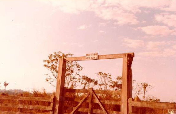 Imagens feitas pela comitiva parlamentar que visitou a Fazenda Volkswagen em 1983 mostram detalhes das áreas desmatadas, dos pastos e da criação de gado; as construções de alvenaria para funcionários administrativos; as casas de madeira de trabalhadores permanentes; além de casas de sapê precárias de outros empregados, que viviam ali com suas famílias (Créditos: Arquivo pessoal de Expedito Soares e Ricardo Rezende/Reprodução/MPT)