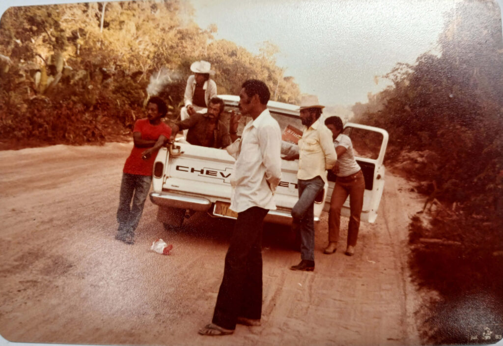 Imagem da visita parlamentar de 1983 mostra um trabalhador fugido da Fazenda Volkswagen foi capturado pelo "gato" Abilão (Foto: Arquivo pessoal/Expedito Soares)
