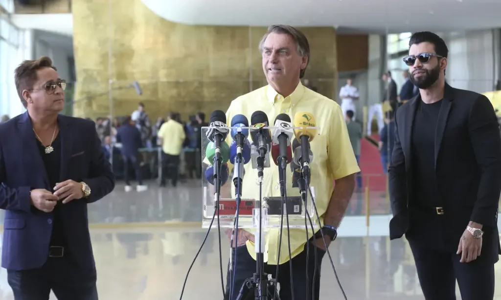 Os cantores sertanejos Leonardo e Gusttavo Lima dão apoio à reeleição de Jair Bolsonaro em outubro de 2022 (Foto: Antônio Cruz/Agência Brasil)
