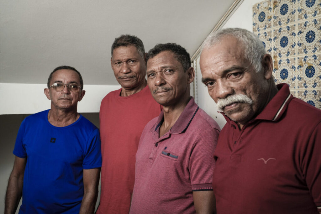 Redenção, Pará, Brasil 29-05-2025 Retrato dos trabalhadores rurais que trabalharam na juventude na Fazenda Volkswagen durante a ditadura militar. A Volkswagen foi acusada pelo MPT de escravizar centenas de trabalhadores entre 1974 e 1986 quando manteve a fazenda no Pará. Identificação dos trabalhadores: Pedro Valdo Pereira Vasconcelos (de óculos), José Ribamar( bigode branco), Raul Batista( Grisalho) e Raimundo Batista. (Fotos: Fernando Martinho/Repórter Brasil)