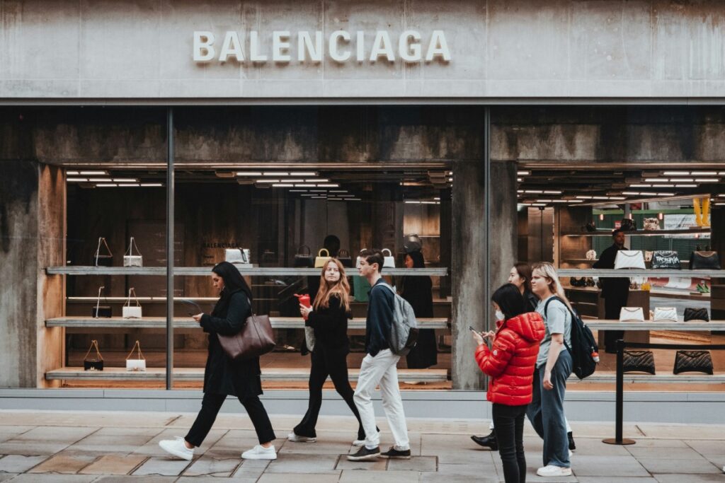 Investigação se debruçou sobre rede de fornecedores de couro de marcas como Balenciaga, Chanel e Gucci (Foto: Samuel Regan Asante/Unsplash)