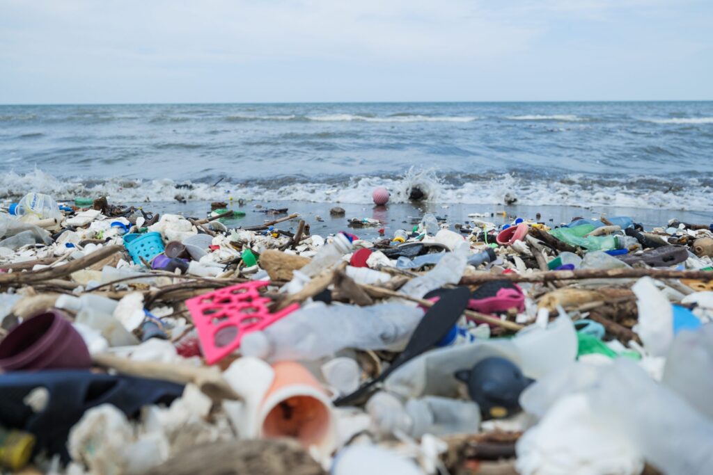 Dois caminhões de lixo plástico são despejados por minuto nos mares de todo o planeta (Foto: Divulgação/The Ocean Cleanup)