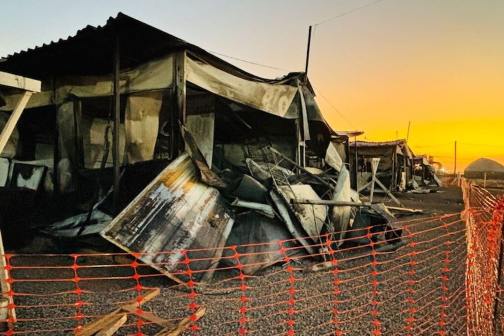 Alojamentos queimados por trabalhadores que se revoltaram com condições degradantes (Foto: Inspeção do Trabalho)