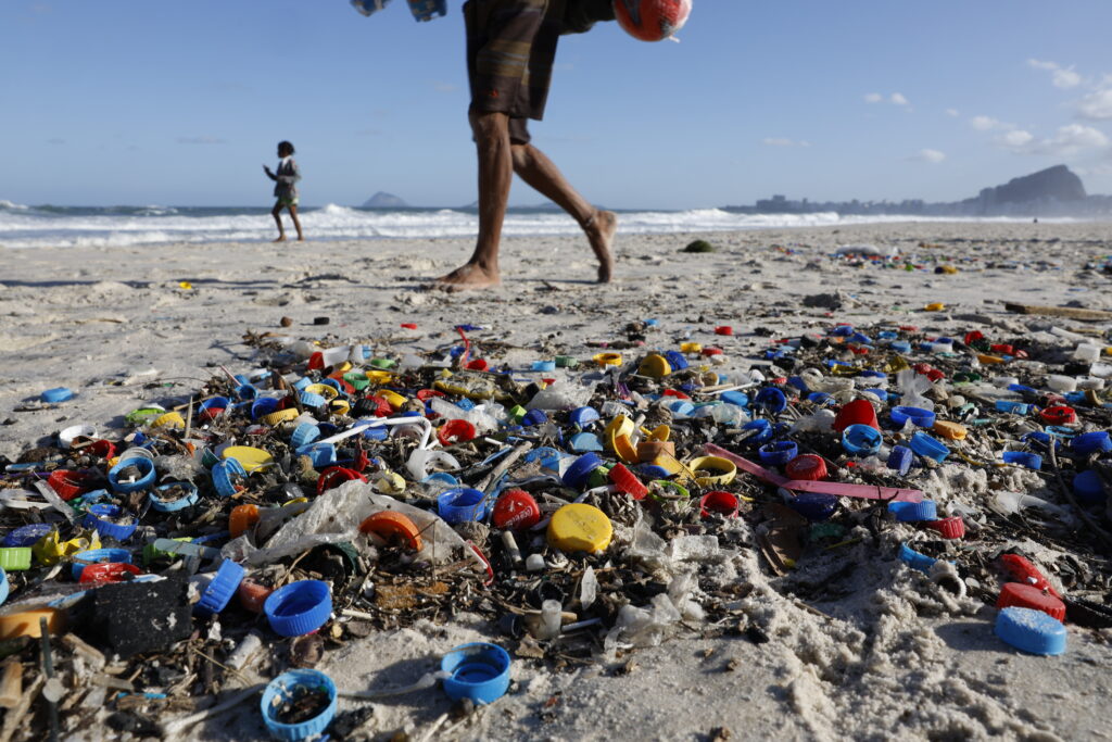 Rio de Janeiro (RJ), 30/07/2025 – Ressaca no mar acumula lixo plástico na praia do Leme, após passagem de um ciclone extratropical. (Foto: Fernando Frazão/Agência Brasil)