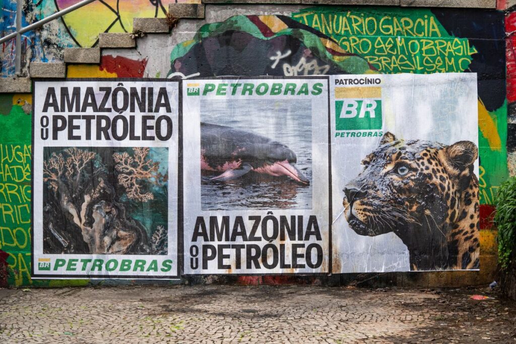 Imagem de protesto feito por movimentos sociais contra a exploração de petróleo, no prédio da Petrobras, no Rio (Foto: Divulgação / 350.org)